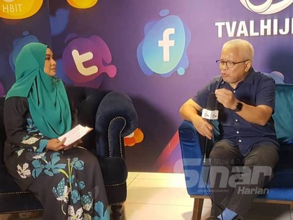 Hussamuddin (kanan) sewaktu ditemu bual sempena Malaysia #QuranHour di Studio TV Alhijrah.
