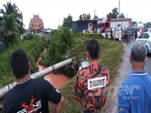 Dron digunakan dalam proses mencari dan menyelamat kanak-kanak yang dikhuatiri lemas di sebuah parit di Jalan Padang Temusu, Kampung Padang Temusu, petang tadi.