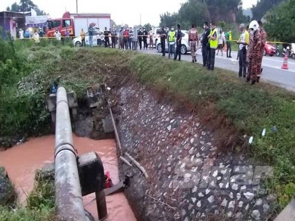 Bomba menggunakan kaedah 'surface searching' untuk mengesan kanak-kanak yang dikhuatiri lemas di sebuah parit di Jalan Padang Temusu, Kampung Padang Temusu, petang tadi.