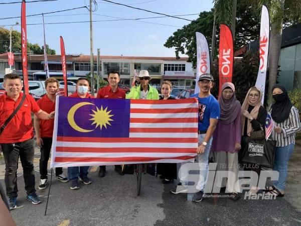 Pak Wan (tengah) bergambar kenangan bersaa keluarga dan kakitangan Red One Kelantan setelah tiba di kediamannya di Telipot hari ini.