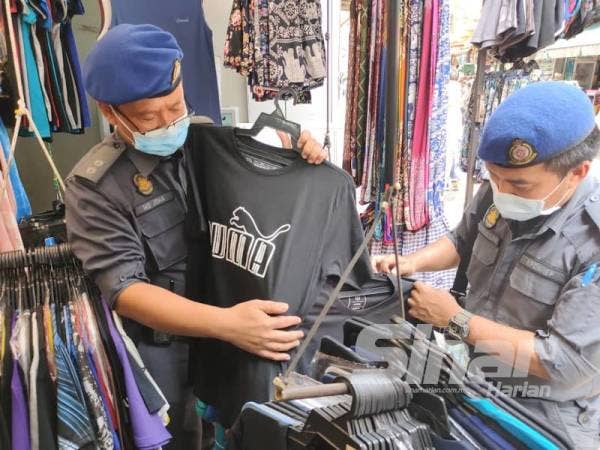 KPDNHEP Kuala Lumpur dengan kerjasama DBKL menyerbu sebuah premis di Jalan Petaling, Kuala Lumpur, kelmarin yang disyaki menjual barangan tiruan.