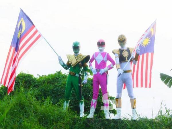 Tiga pemuda dari Geng Cosplay Kelate (GCK) mencipta kelainan sempena sambutan Hari Kebangsaan ke-63 hari ini dengan memakai sut Power Rangers sambil mengibarkan Jalur Gemilang.