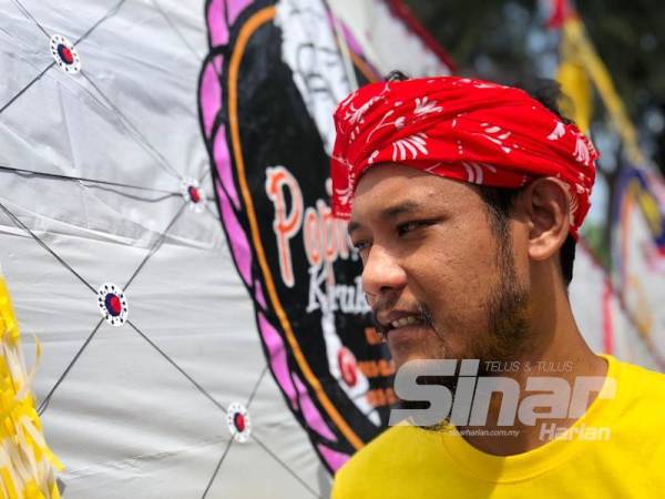 Pelekat corak virus Covid-19 yang ditampal pada wau puyuh turut dibawa untuk dipamerkan serta dipertandingkan dalam Acara Layangan Merdeka pada Program Kembara Merdeka Anak Muda Tumpat 2020 di Pantai Geting, Tumpat hari ini.