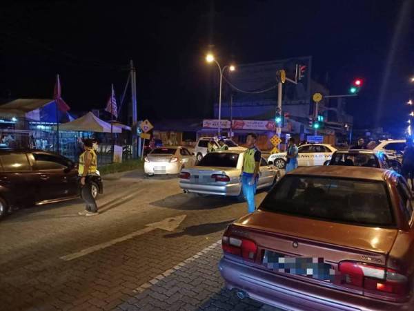 Pemeriksaan dilakukan anggota polis pada malam sambutan Hari Kemerdekaan ke-63 di Lundang awal pagi tadi.