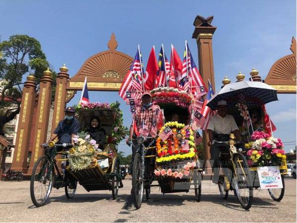 Beca dihiasi Jalur Gemilang menyemarakkan semangat patriotisme sempena Hari Kebangsaan ke-63.