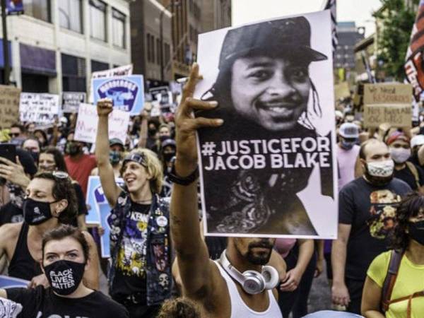 Para penunjuk perasaan berhimpun bagi menyatakan bantahan terhadap keganasan polis terhadap pemuda kulit hitam, Jacob Blake di Minneapolis, baru-baru ini. - Foto AFP