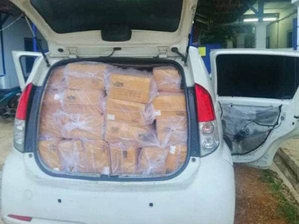 PGA merampas 60 kotak berisi ayam sejuk beku di dalam sebuah Perodua Myvi di Jalan Bypass Banggol Chicha, Rantau Panjang semalam.