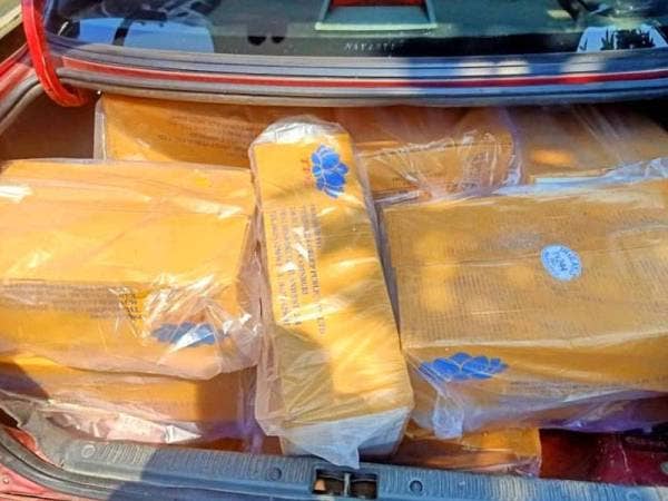 PGA merampas 30 kotak berisi ayam sejuk beku yang dipercayai diseludup dari Thailand di kawasan pangkalan haram Rantau Panjang semalam.