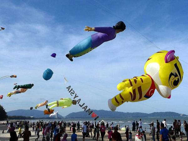 Pengunjung menyerbu kawasan layang-layang gergasi semasa mengunjungi Pesta Layang-Layang Gergasi dan Wau Tradisi di Pantai Kempadang, hari ini.