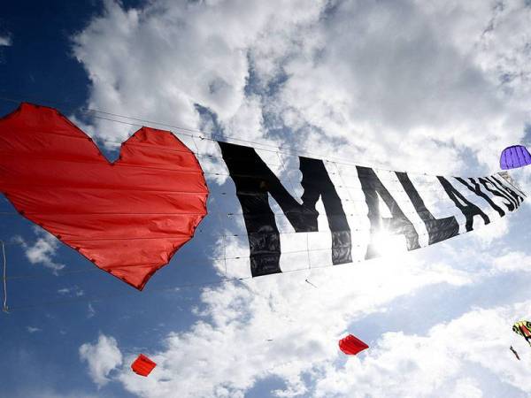 Layang-layang 'Sayang Malaysia' gergasi turut mengambil bahagian dalam Pesta Layang-Layang Gergasi dan Wau Tradisi sempena Hari Kebangsaan 2020 di Pantai Kempadang, hari ini.