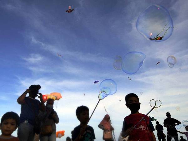 Wau tradisional dan layang-layang gergasi memenuhi ruang udara ketika Pesta Layang-Layang Gergasi dan Wau Tradisi di Pantai Kempadang, hari ini.