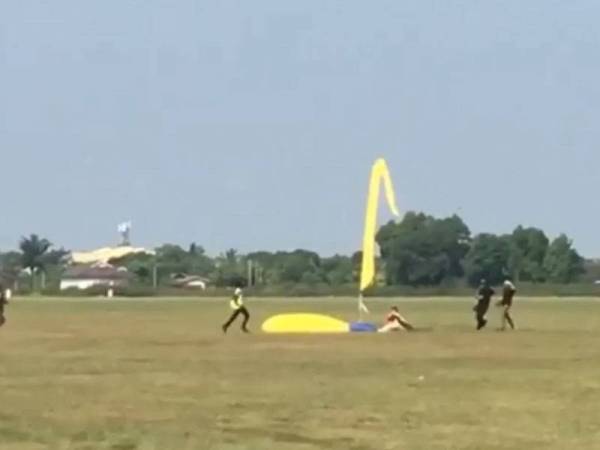 Wanita yang menyertai latihan payung terjun parah selepas terhempas pada ketinggian 80 kaki di Tekah kelmarin. Foto: ihsan pembaca