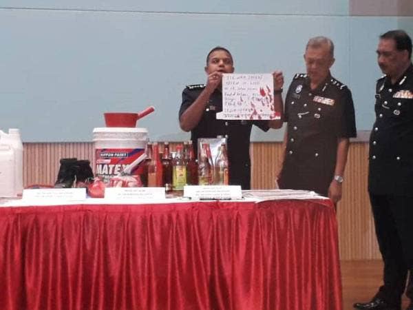 Ayob menunjukkan nota yang ditinggalkan ah long sebagai ugutan bagi menakut-nakutkan peminjam pada sidang akhbar di IPK Johor, Johor Bahru hari ini.