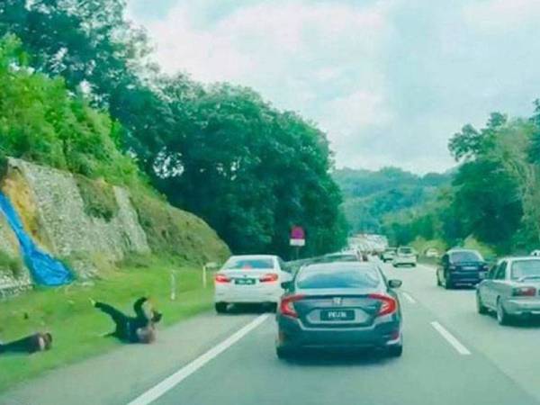 Tangkap layar video yang tular menunjukkan penunggang dan pembonceng motosikal jatuh selepas dilanggar Toyota Camry di laluan Karak menghala ke Kuala Lumpur petang semalam.