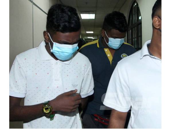 Antara tertuduh yang didakwa di Mahkamah Majistret, Johor Bahru hari ini atas pertuduhan bergaduh dan merusuh di sebuah kedai makan.