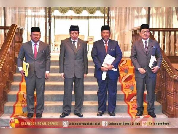 Sultan Sharafuddin (dua dari kiri) berkenan menerima menghadap Menteri Besar Selangor, Datuk Seri Amirudin Shari bersama Mohd Amin Ahmad dan Nor Fuad di Istana Bukit Kayangan, Shah Alam semalam.