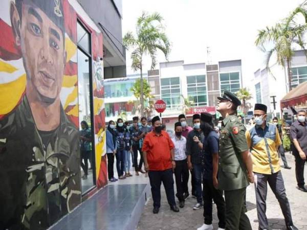 Tengku Hassanal melihat hasil mural dan sempat memberi galakan agar terus melukis lagi kepada para pelukis 