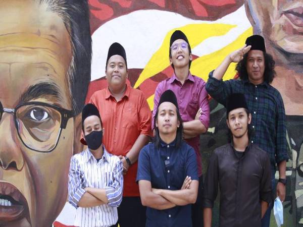 Enam anak muda yang menggelarkan diri mereka sebagai kumpulan pelukis Projek06. 