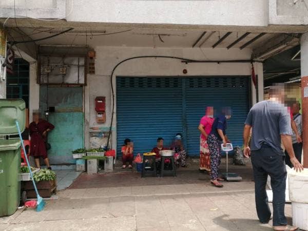 Tindakan penguatkuasaan tidak menakutkan warga Myanmar untuk terus meniaga di siar kaki premis perniagaan.