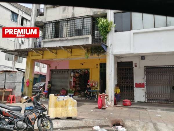 Aktiviti menjaja dijalankan warga Myanmar di Pusat Bandar Utara Selayang meskipun DBKL menjalankan tindakan penguatkuasaan di kawasan itu hampir setiap hari.