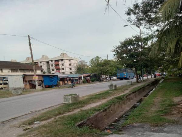  Antara gerai-gerai yang dipercayai diusahakan oleh warga asing 