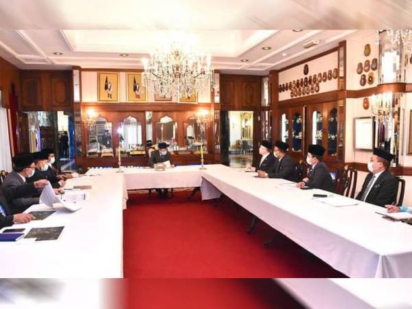 Sultan Selangor Sultan Sharafuddin Idris Shah berkenan menerima menghadap Menteri Pengangkutan, Datuk Seri Dr Wee Ka Siong semalam. - Foto Royal Selangor Office