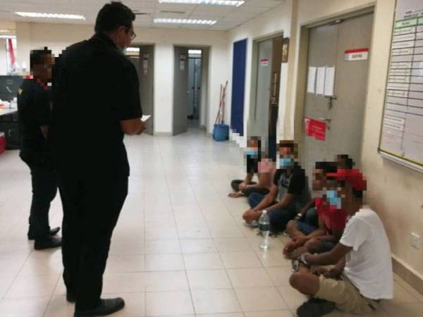 Seramai 17 individu ditahan termasuk empat beradik dikesan positif dadah. -Foto AADK