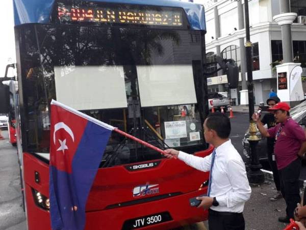 Onn Hafiz melepaskan 23 petugas media Johor dalam Majlis Pelepasan Farmtirp Majestic Johor Bersama Media di pekarangan Pusat Maklumat Pelancongan Johor (Jotic), Johor Bahru, hari ini.