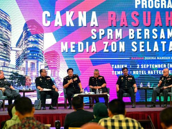 Azam Baki (tiga, kiri) ketika sesi dialog bersama media pada program Cakna Rasuah: SPRM Bersama Media Zon Selatan, hari ini. -Foto Bernama