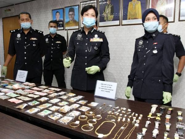 Nurulhuda (dua dari kanan) menunjukkan antara barang yang dirampas dalam serbuan berasingan sejak Jumaat lalu.