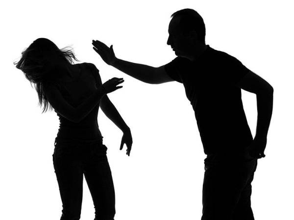 Suspek dikatakan menumbuk dan menampar isterinya kerana mendakwa wanita itu curang. (Gambar hiasan 123RF)