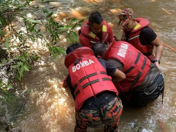 Anggota JBPM sedang berusaha menyelamat mangsa terlibat.