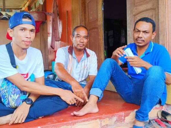 Rohaizat (kiri) dan Johar (tengah) menunjukkan kaki kanan Mohd Subri yang terkena serpihan tembakan.