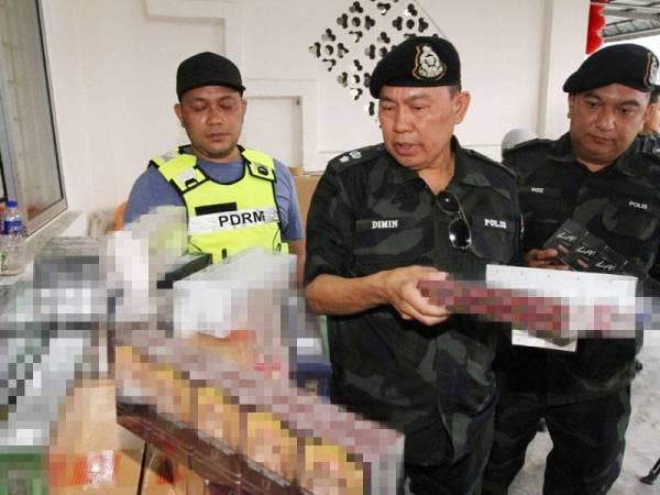 Dimin memeriksa sebahagian daripada rokok-rokok haram yang dirampas melibatkan nilai lebih RM1 juta, selepas sidang akhbar di sebuah rumah di Taman Universiti, Johor Bahru, hari ini.