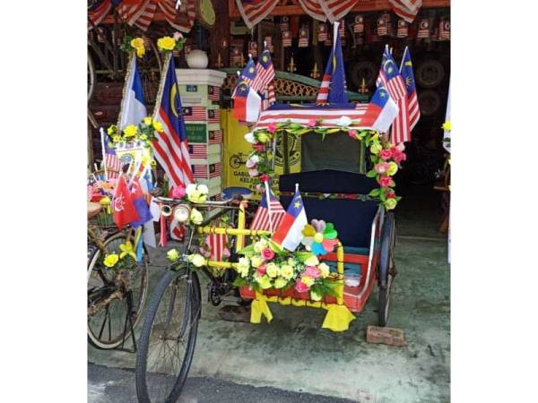 Beca kepunyaan Md Rahim dihiasi dengan Jalur Gemilang bagi menceriakan lagi sambutan hari kemerdekaan Malaysia yang ke-63.