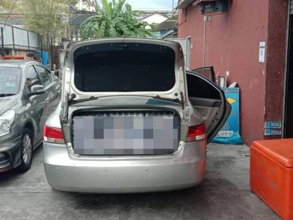 Arak yang dirampas PPM Wilayah Dua menerusi dua serbuan di sekitar Johor Bahru semalam.