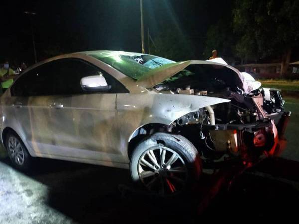 Keadaan kereta yang merempuh motosikal dinaiki dua beranak berkenaan. Foto: Ihsan pembaca