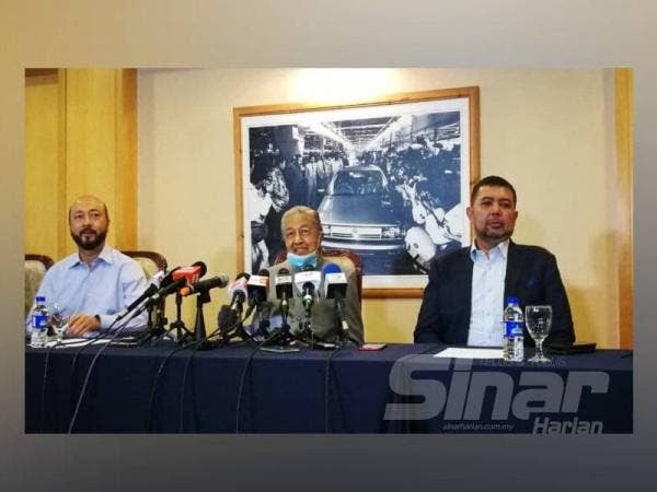 Dr Mahathir (tengah) pada sidang akhbar di Yayasan Kepimpinan Perdana di sini hari ini.