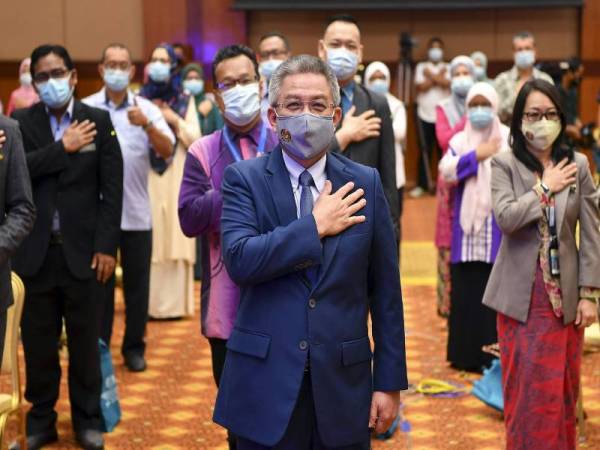 Dr Adham Baba bersama warga kerja Kementerian Kesihatan pada majlis Sambutan Hari Keselamatan Makanan Sedunia hari ini. Foto Bernama