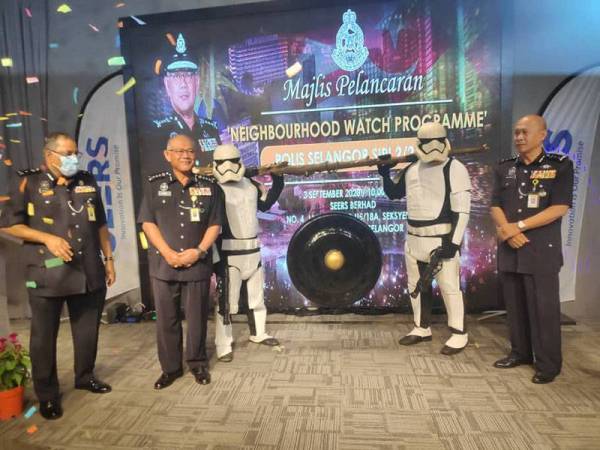 Noor Azam (dua dari kanan) melancarkan Program Neighbourhood Watch Polis Selangor Siri 2/2020 di SEERS Berhad, di U5 Shah Alam, di sini hari ini.