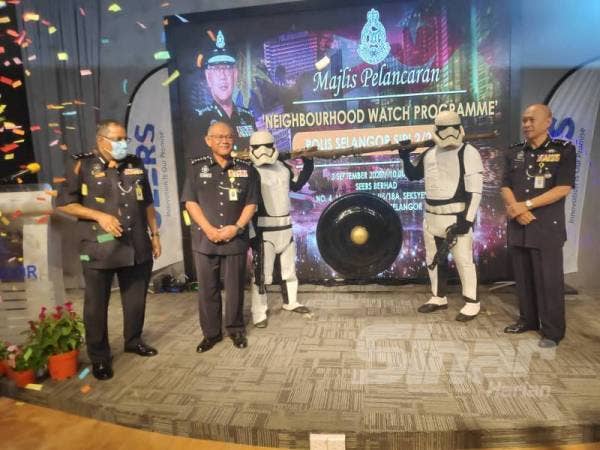 Noor Azam (dua dari kiri) merasmikan Program Neighbourhood Watch Polis Selangor Siri 2/2020 di SEERS Berhad di U5 Shah Alam hari ini.