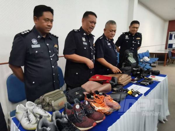 Mohd Said(dua dari kanan) menunjukkan barangan yang dirampas