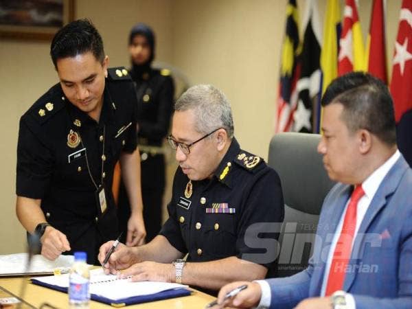 Timbalan Ketua Pengarah (Perancangan dan Operasi) JPJ, Zamakhshari Hanipah menandatangani MoU dengan Kalamariff Holdings Sbd Bhd bagi penerbitan drama 'Skuad JPJ' sebanyak 13 episod.