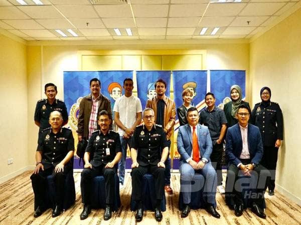 Timbalan Ketua Pengarah (Perancangan dan Operasi) JPJ, Zamakhshari Hanipah (depan tengah) bergambar bersama pihak Kalamariff Holdings Sbd Bhd bagi penerbitan drama 'Skuad JPJ' sebanyak 13 episod.