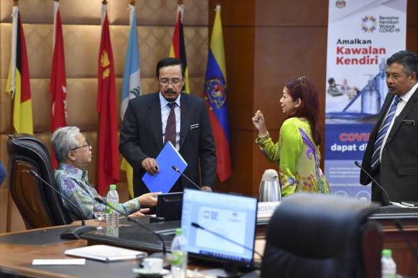 Ismail Sabri (kiri) berbincang bersama KSU Kementerian Komunikasi dan Multimedia, Datuk Suriani Ahmad (dua dari kanan) dan Ketua Pengarah Keselamatan Negara, Datuk Mohd Rabin Basir (dua dari kiri) selepas mempengerusikan Mesyuarat Jawatankuasa Khas Kempen Pembudayaan Normal Baharu di Putrajaya.