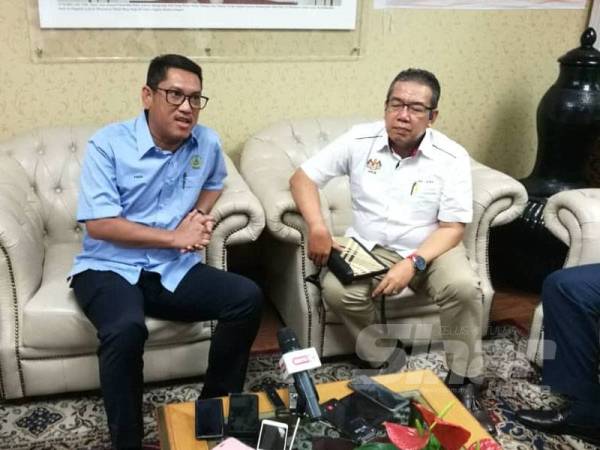 Ahmad Faizal (kiri) bersama Abd Latiff ketika sidang media di Pejabat Menteri Besar Perak, Bangunan Perak Darul Ridzuan di sini hari ini.