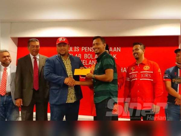 Mohd Farisham (tiga dari kanan) menerima bayaran gaji dari pemilik TRW Norizam di sini hari ini.