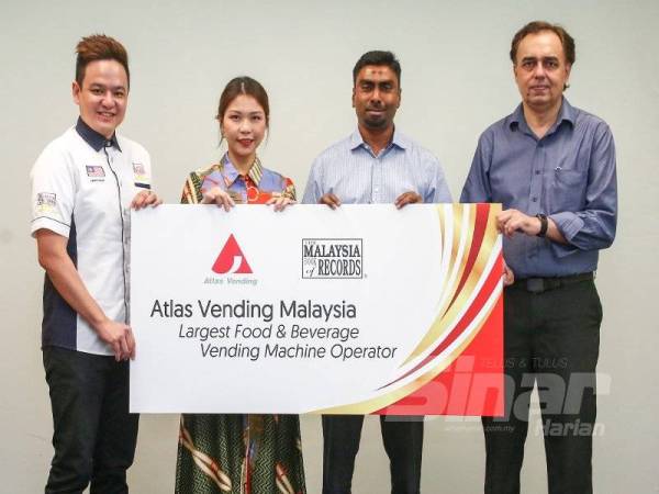 Dari kiri: Pengarah Pembangunan Perniagaan Malaysia Book Of Records, Jwan Heah; Ketua Pemasaran dan Perniagaan Alternatif Atlas Vending Malaysia, Amy Gan; Pengurus Besar Atlas Vending Kuala Lumpur, Mohd Syafiq Aiman Abdullah dan Pengurus Besar Etika Vending Malaysia, Suwinder Singh ketika penyerahan sijil Malaysia Book Of Records baru-baru ini.