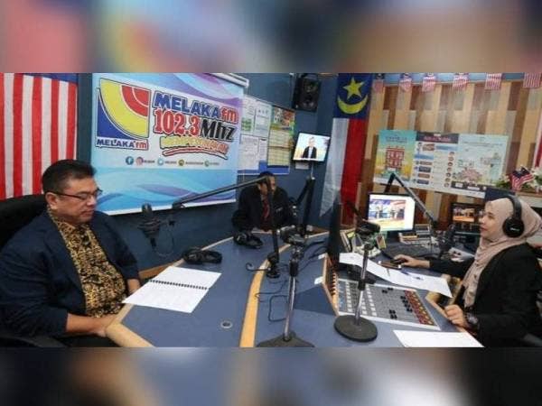 Sulaiman (kiri) ketika menjadi tetamu pada Segmen Bicara Ketua Menteri di Melaka FM di Melaka hari ini.