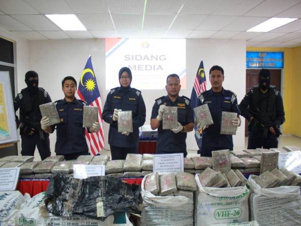 Zawawi (tiga kanan) menunjukkan ketulan ganja yang berjaya dirampas APMM Kedah Perlis di Pulau Chorong, Langkawi 31 Ogos lalu. - Foto Ihsan APMM Kedah Perlis